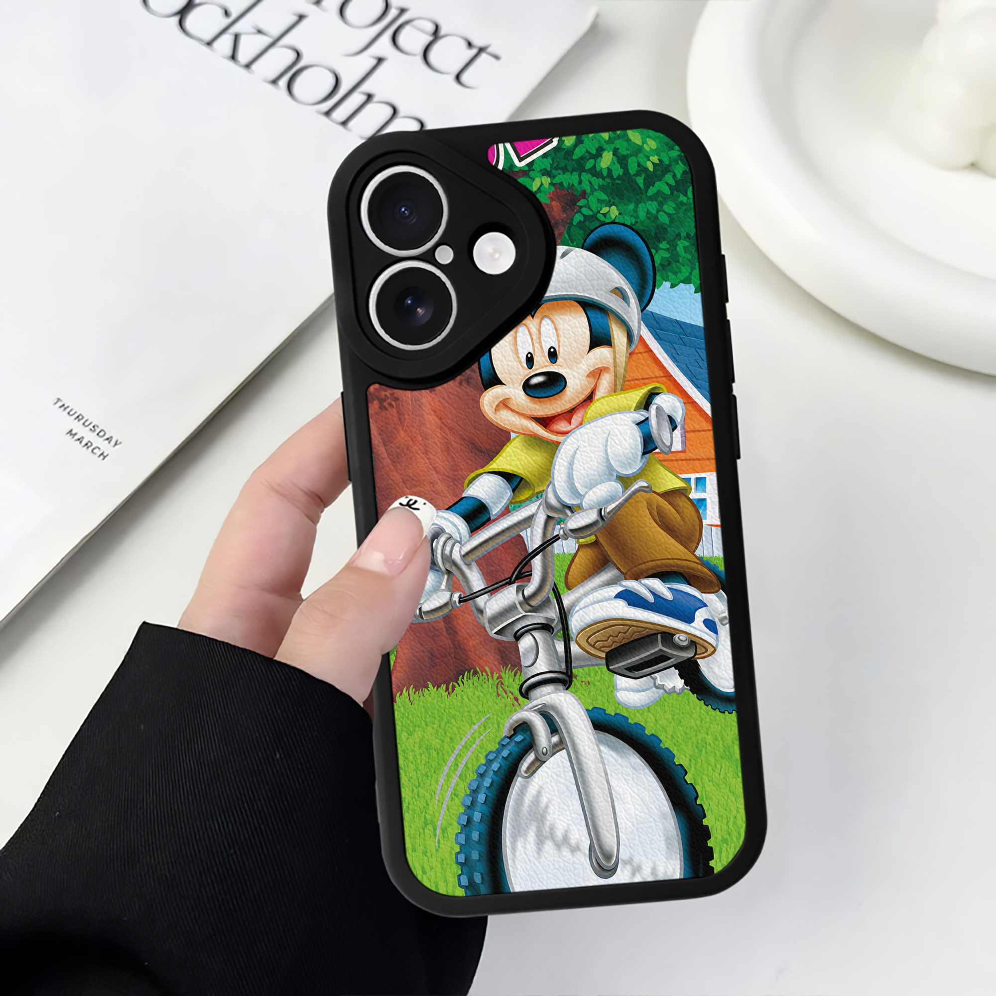 （画像用） ミッキーマウス Mickey Mouse 【iPhone 16シリーズ対応】シリコンスマホケース（レザー調） 材質：シリコン
